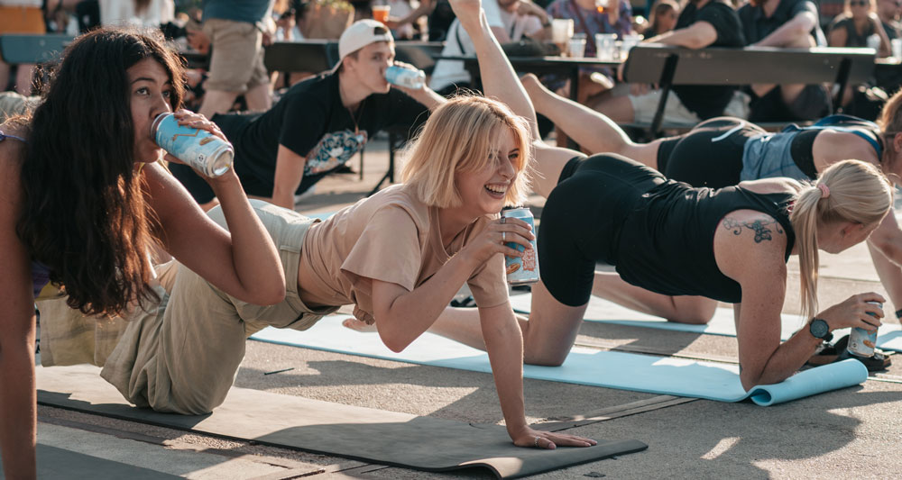I samarbejde med BRAW afholder vi vores sædvanlige omgang øl-yoga i Gadekøkkenet henover sommeren. Den står på solhilsner, øl fra Braw og masser af god energi. Det bedste ved det hele er, at det er gratis!